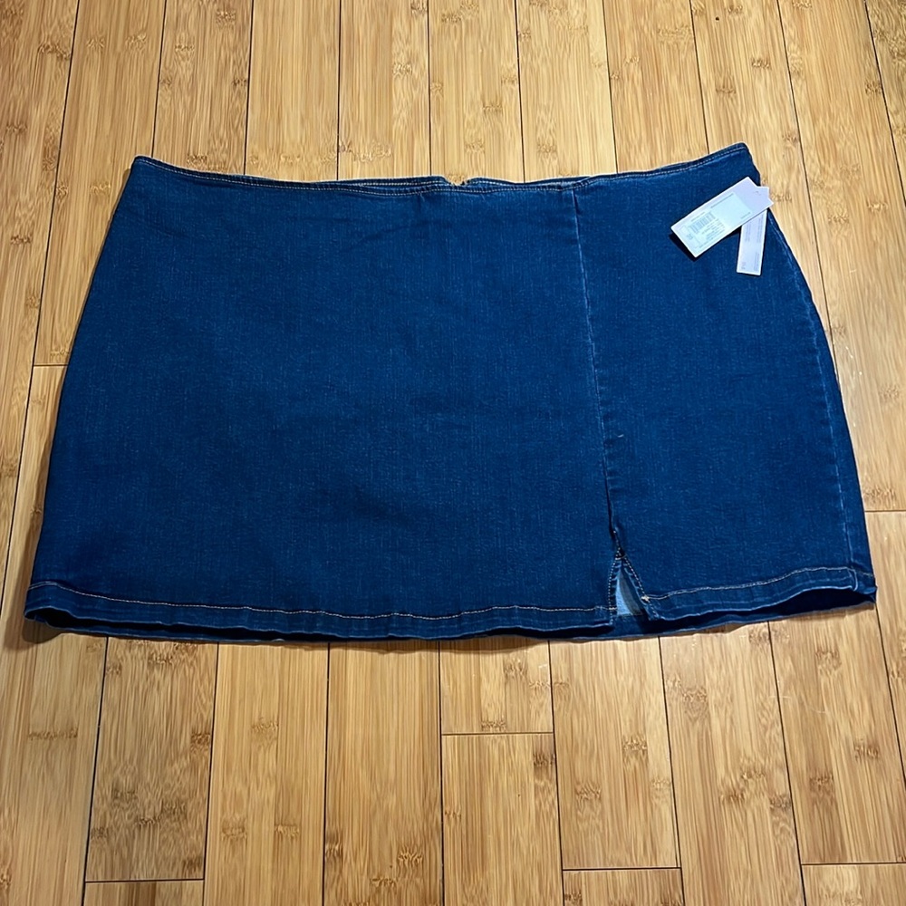 NWT NEW Women’s Size 30 Dark Wash Denim Jean Skirt with zipper. Plus size
